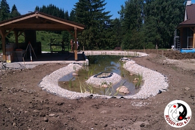 Záhradné jazierko v Krasňanoch tesne po dokončení.